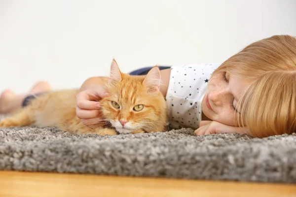 Vacker liten flicka med röd katt — Stockfoto