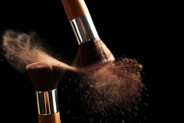 Cepillo de maquillaje con explosión de polvo beige —  Fotos de Stock
