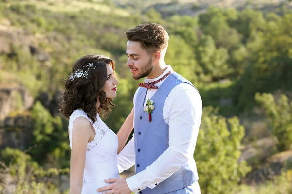 Mariée et marié sur un beau paysage — Photo