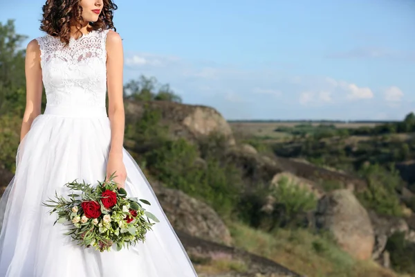 Novia sobre hermoso paisaje —  Fotos de Stock