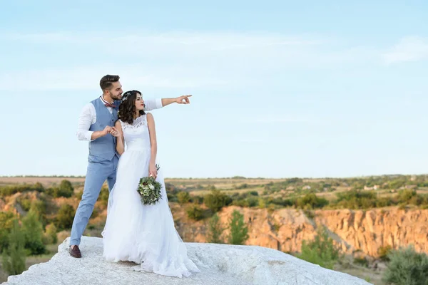 Bruid en bruidegom over mooi landschap — Stockfoto