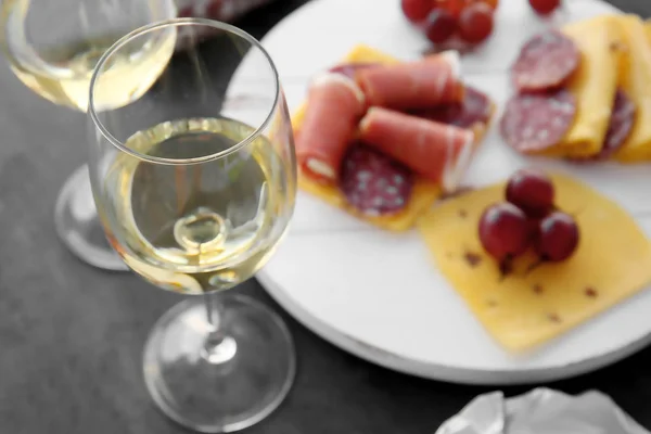 Copos com vinho branco — Fotografia de Stock
