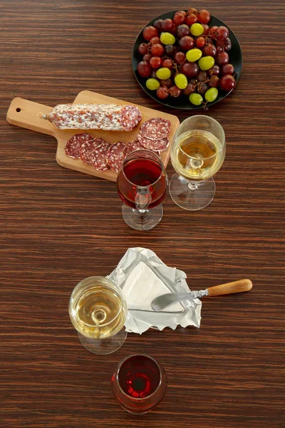 Vasos con vino, uvas — Foto de Stock