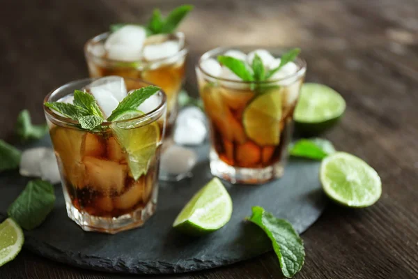 Lunettes de cocktail avec glace — Photo