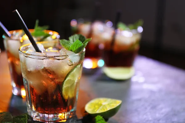 Bicchieri di cocktail con ghiaccio — Foto Stock