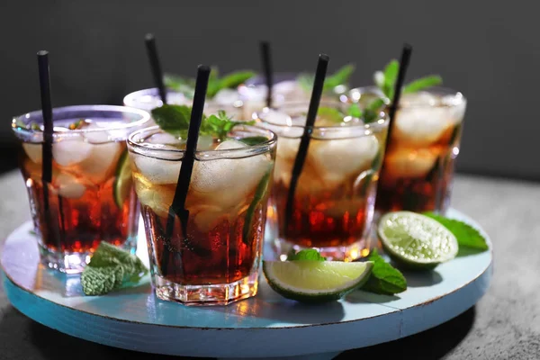 Bicchieri di cocktail con ghiaccio — Foto Stock