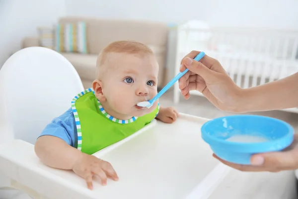 Mother feeding baby — Stock Photo, Image