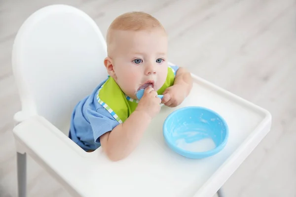 Kleine Baby Eten Uit Kom Keuken — Stockfoto