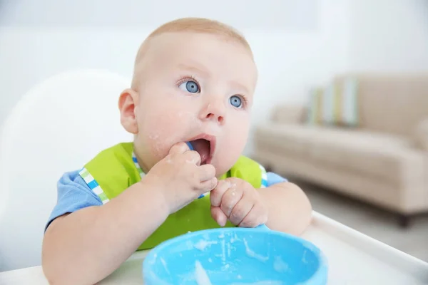 Kleine Baby Eten Uit Kom Met Lepel Binnenshuis — Stockfoto