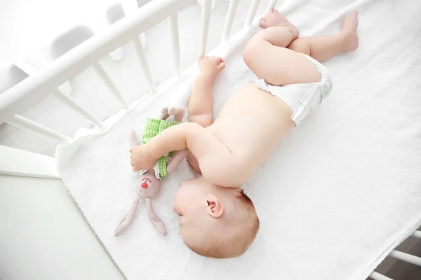 Küçük bebek oyuncak tavşan ile uyku — Stok fotoğraf
