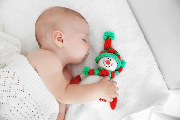 Piccolo bambino che dorme con pupazzo di neve giocattolo — Foto Stock