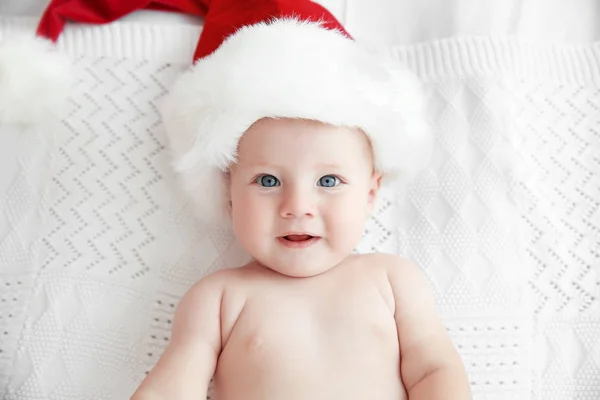 Liten bebis i julhatt — Stockfoto