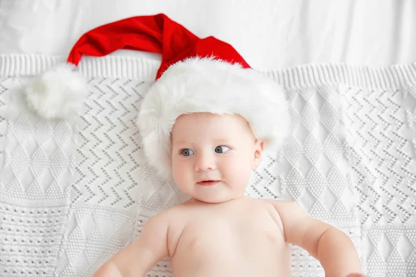 Małe dziecko w świątecznym kapeluszu — Zdjęcie stockowe