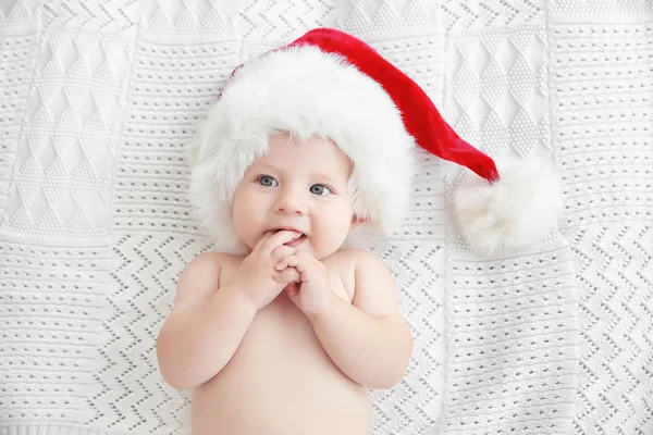 Kleines Baby mit Weihnachtsmütze — Stockfoto