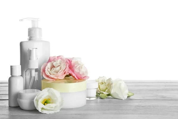 Kozmetikai palackok és virágok eustoma — Stock Fotó
