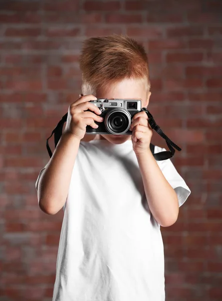 Menino com câmera vintage — Fotografia de Stock