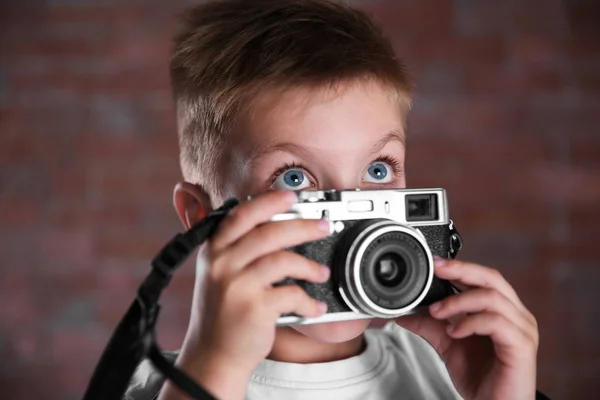 Mały chłopiec z rocznika kamery — Zdjęcie stockowe