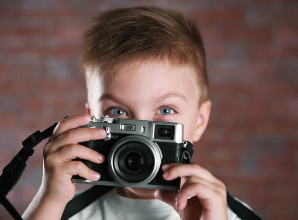 Niño pequeño con cámara vintage — Foto de Stock
