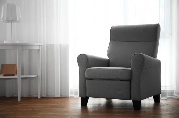 Acogedor sillón gris — Foto de Stock
