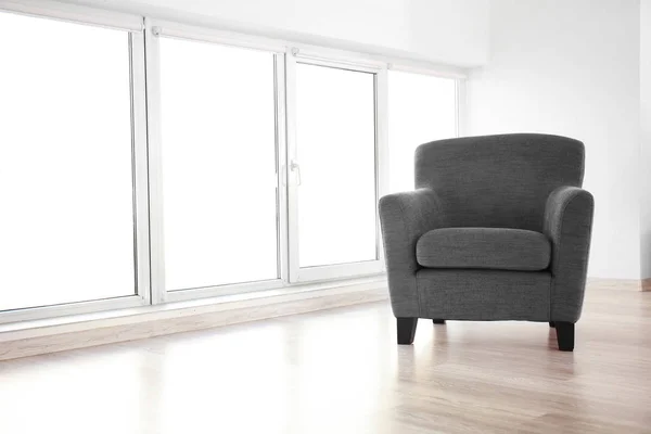 Acogedor sillón gris — Foto de Stock