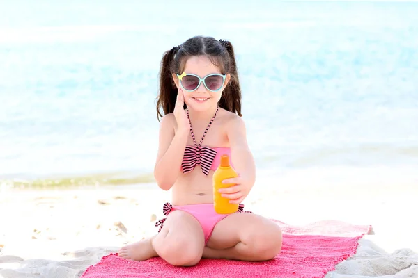 Nettes Mädchen Mit Sonnenschutzcreme Strand — Stockfoto