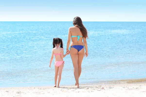 Mère Fille Amusent Sur Plage — Photo