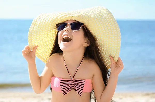 Cute girl on beach — Stock Photo, Image
