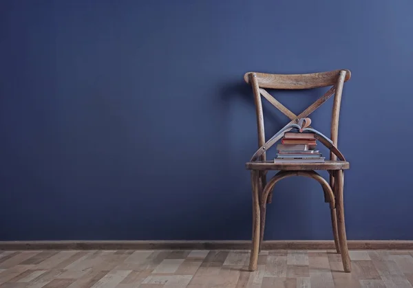 Elegante silla con libros —  Fotos de Stock