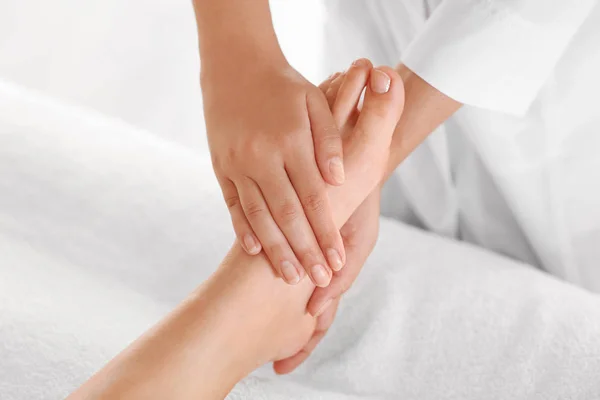 Foot massage in spa salon — Stock Photo, Image