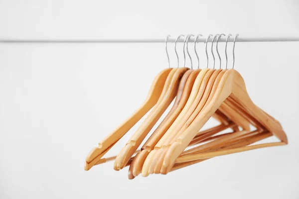 Perchas de madera en riel de ropa — Foto de Stock