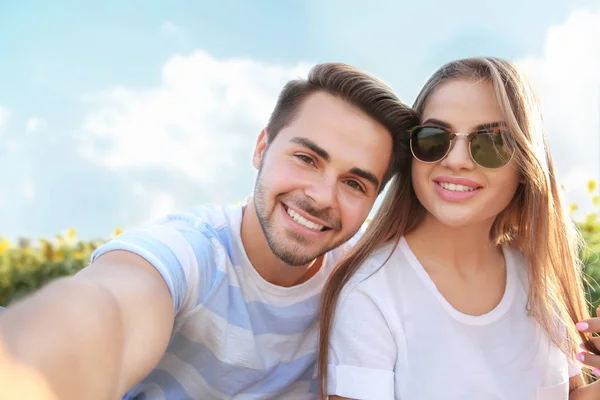 Casal fazendo selfie — Fotografia de Stock