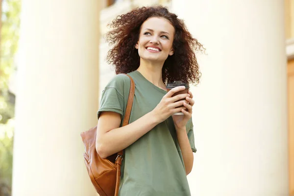 Frau mit Tasse Kaffee — Stockfoto