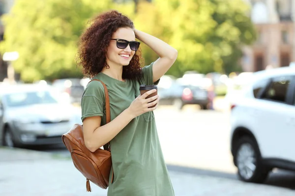 Vrouw met kopje koffie — Stockfoto