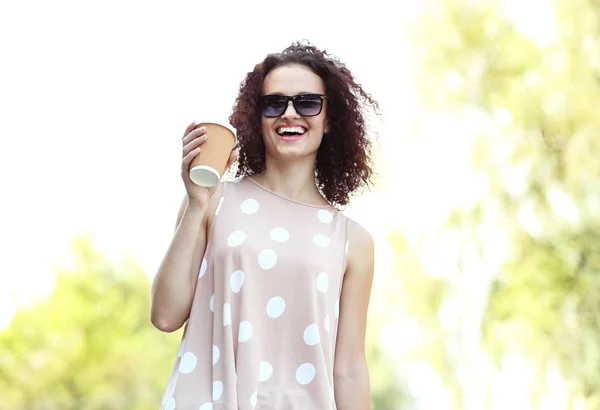 Vrouw met kopje koffie — Stockfoto