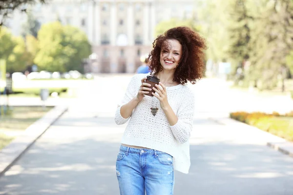 Frau mit Tasse Kaffee — Stockfoto