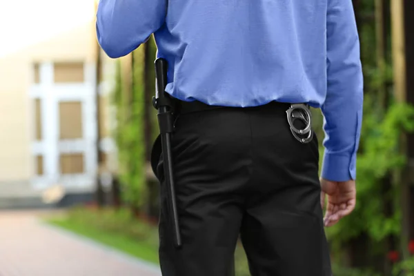 Hombre Guardia Seguridad Protegiendo Casa Aire Libre —  Fotos de Stock