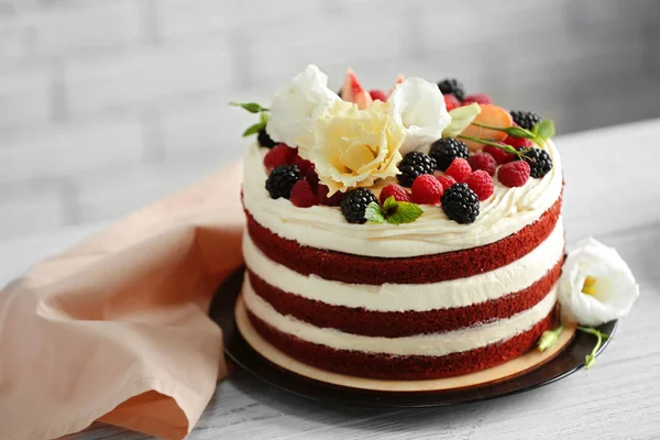 Вкусный торт с фруктами и ягодами — стоковое фото