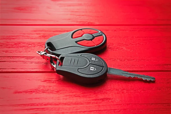 Llave Del Coche Sobre Mesa Roja —  Fotos de Stock