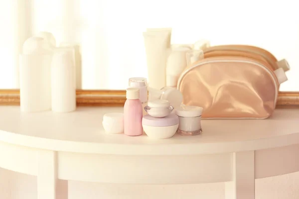 Kosmetikset auf weißem Tisch — Stockfoto