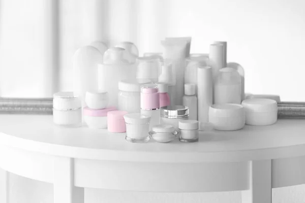 Ensemble de cosmétiques sur table blanche — Photo