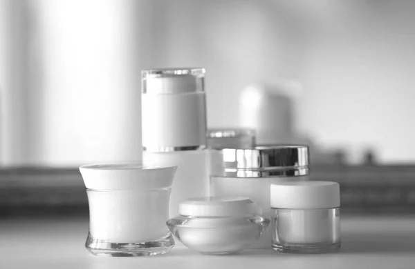 Ensemble de cosmétiques sur table blanche — Photo