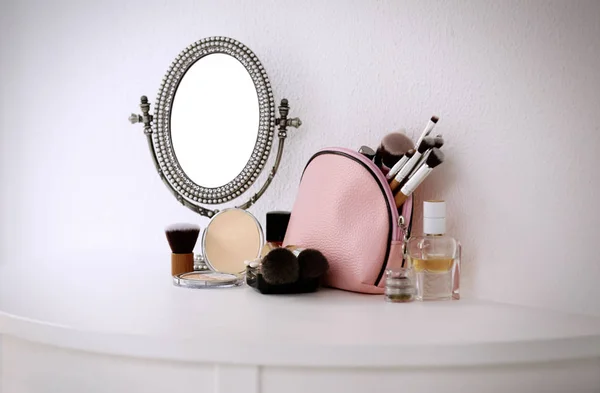 Ensemble de cosmétiques et miroir vintage — Photo