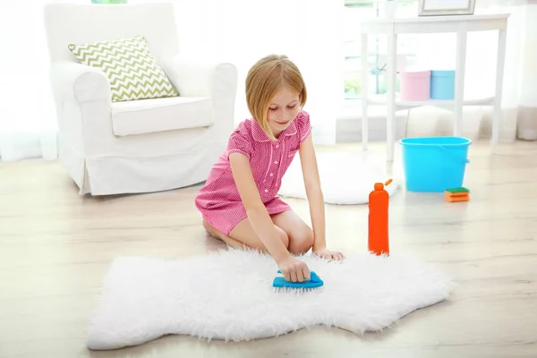 Mała dziewczynka czyszczenia — Zdjęcie stockowe