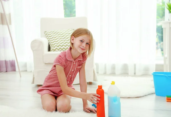 Menina pequena limpeza — Fotografia de Stock
