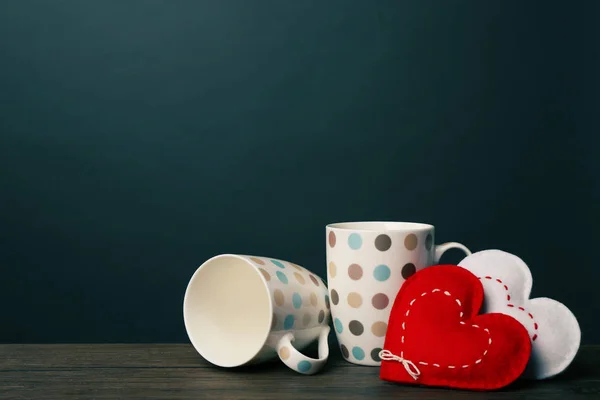 Two cups and felt hearts — Stock Photo, Image