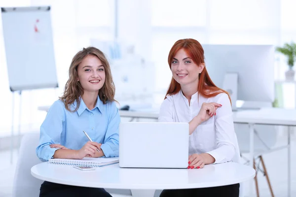 Mulheres Trabalhando Computador Escritório Moderno — Fotografia de Stock