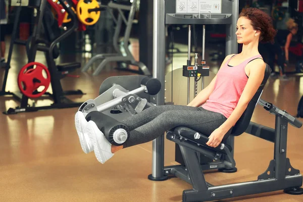 Entrenamiento Mujer Joven Gimnasio Moderno — Foto de Stock