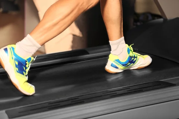 Mannen springer på löpband i gymmet — Stockfoto