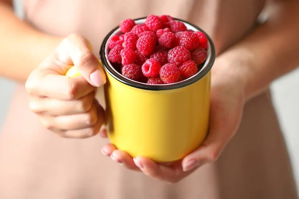 Woman holding raspberries — Stock Photo, Image