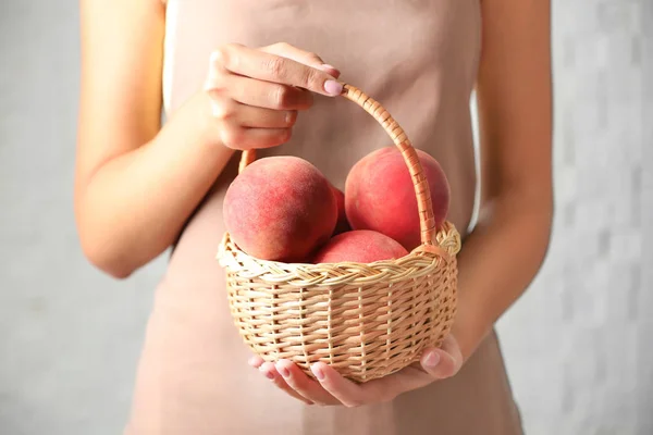 Жінка тримає персики — стокове фото